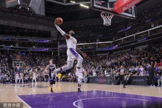 斯在接受媒 斯在接受媒