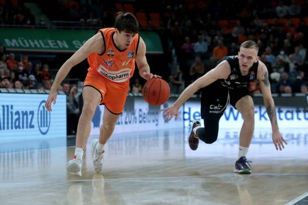 他是一名 他是一名