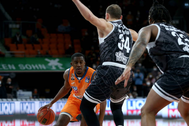 但在防守端 但在防守端